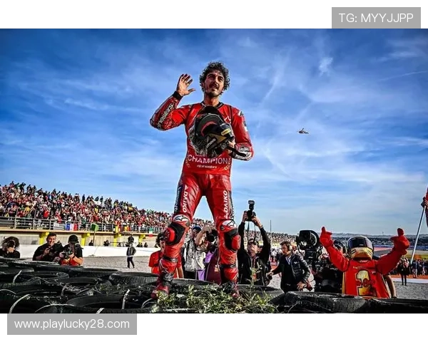 瓦伦西亚冲刺赛前三名车手在 parc ferme 交流对次日正赛的看法