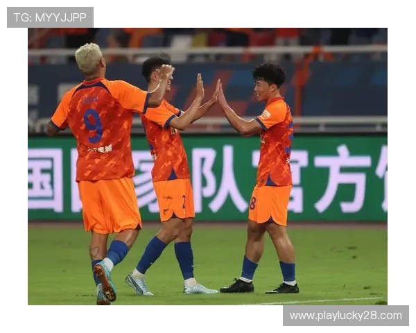 谢晋击中横梁，中国队下半场两度与门柱擦肩